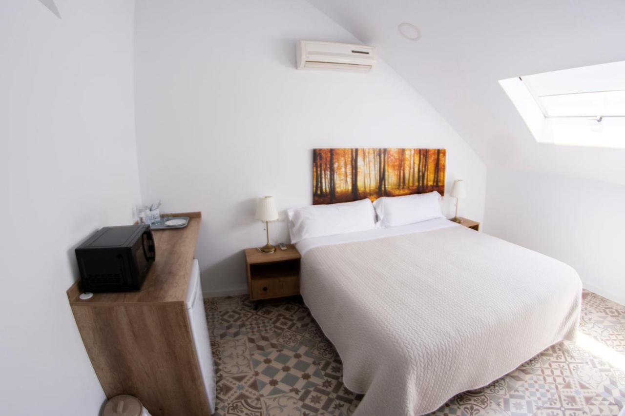 Hostal Las Encinas Villaviciosa de Odón エクステリア 写真